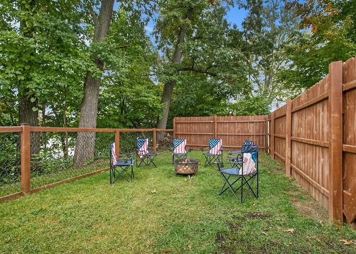 Sunset Point - Spacious 4-Bedroom House In Elkhart With Wifi, Ac, Swim Spa